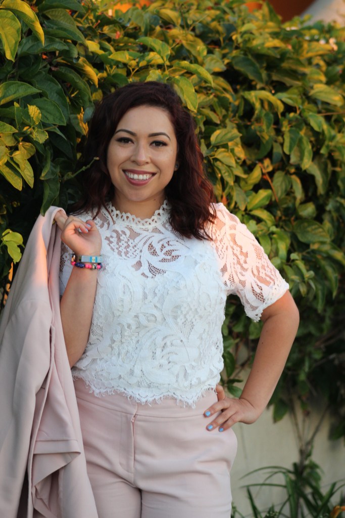 A photo of Alexis Bran, Content Chica creator and a description of what Content Chica is.